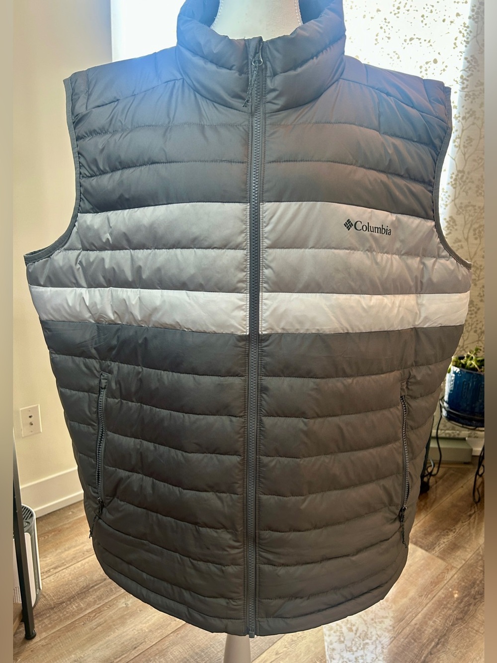Columbia Men’s Gray Quilted Puffer Vest with White Stripe (NWOT) XXL